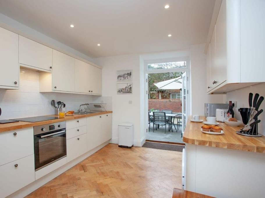 2 Central, Spacious, Apartment With Private Patio Sidmouth Exteriör bild