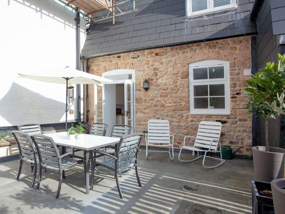 2 Central, Spacious, Apartment With Private Patio Sidmouth Exteriör bild
